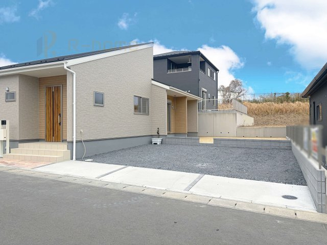 ひたちなか市船窪第2　新築戸建て　1号棟の駐車場|カースペースは3台完備。ゲスト用のスペースも確保できますね♪