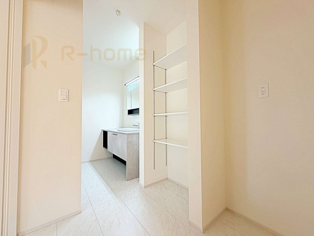 ひたちなか市船窪第2　新築戸建て　1号棟の洗面所|広い洗面スペースで身支度ラクラク！タオルや着替えの収納に便利な可動棚付き♪