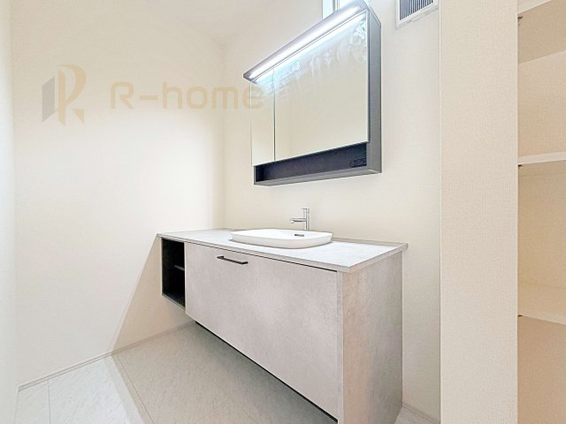 ひたちなか市船窪第2　新築戸建て　1号棟の洗面所|使いやすいお洒落な洗面台！便利な可動棚付きの広いパウダールーム♪