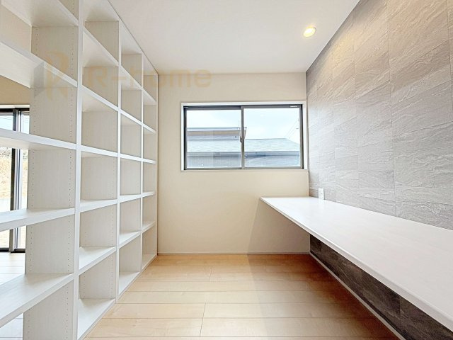 ひたちなか市船窪第2　新築戸建て　1号棟のその他|便利なカウンター付きの3.1帖のワークスペース！オープン収納付きでインテリアも楽しめます♪