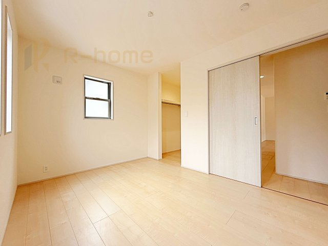 ひたちなか市船窪第2　新築戸建て　1号棟の洋室|収納便利なウォークインクローゼット付きの洋室♪
明るく風通しの良いお部屋です♪
