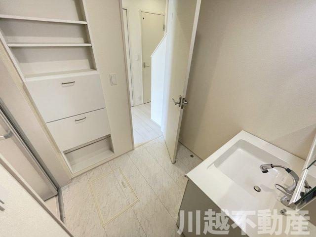 リビング吹抜で明るく開放的な空間の洗面所|水曜のみ定休日です