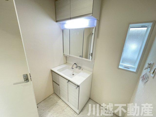 リビング吹抜で明るく開放的な空間の独立洗面台|その他比較物件もご案内可能です