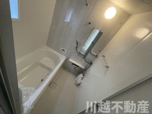 リビング吹抜で明るく開放的な空間の浴室|お子様が飽きない環境が整っています