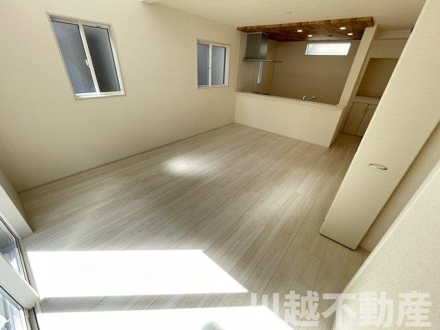 リビング吹抜で明るく開放的な空間の居間・リビング|チャイルドシートご用意しています