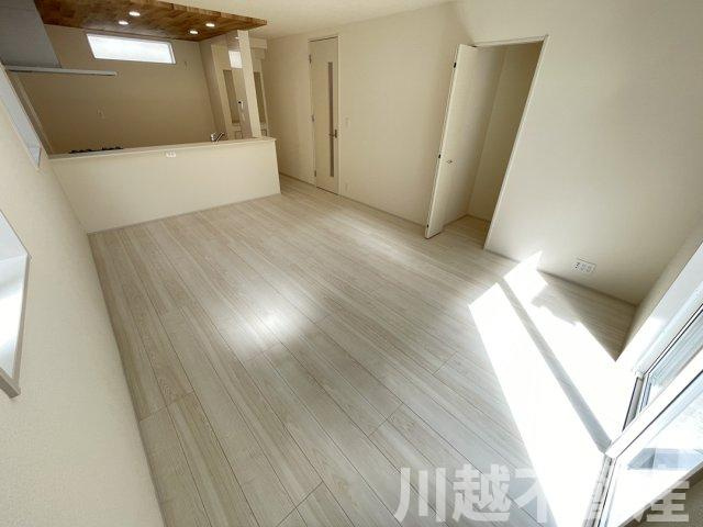 リビング吹抜で明るく開放的な空間の居間・リビング|お住み替え相談も得意です