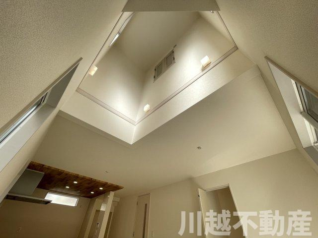 リビング吹抜で明るく開放的な空間の内装|不動産売却相談賜ります