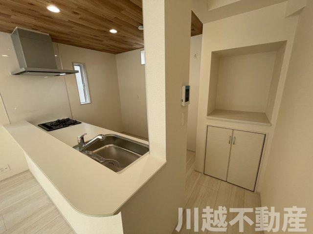 リビング吹抜で明るく開放的な空間のキッチン|こちらにお電話ください0120-665-772