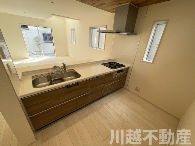 リビング吹抜で明るく開放的な空間のキッチン|お客様第一主義