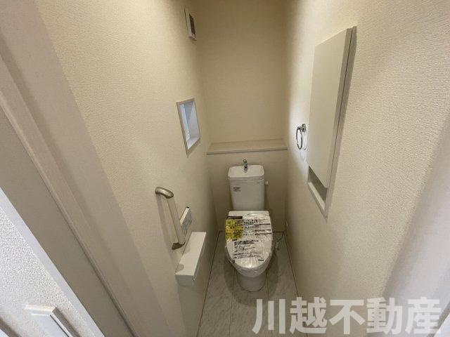 リビング吹抜で明るく開放的な空間のトイレ|今週末の内見可能です