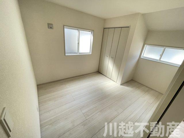 リビング吹抜で明るく開放的な空間の洋室|当日の内見も可能です