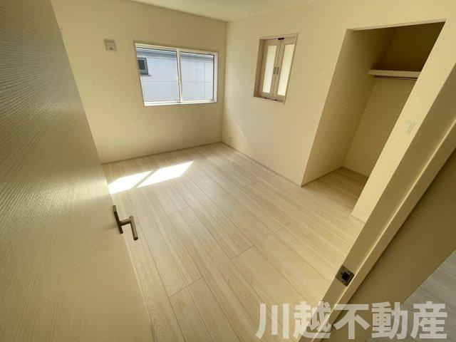 リビング吹抜で明るく開放的な空間の洋室|お金の事、教えます