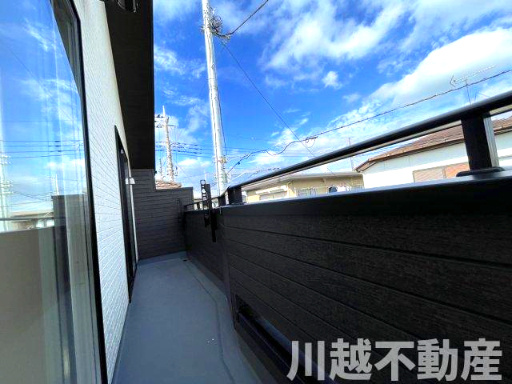 リビング吹抜で明るく開放的な空間のバルコニー|買主様を支えるプロがいる