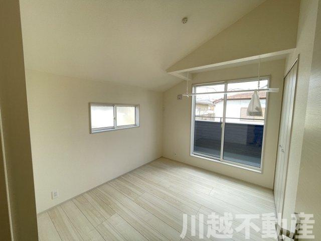 リビング吹抜で明るく開放的な空間の洋室|想うくらしを、夢のままにしない