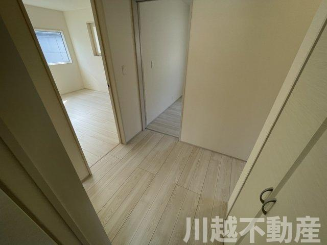 リビング吹抜で明るく開放的な空間の洋室|面倒な住宅ローン手続き代行します。