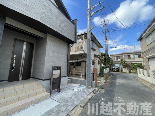 リビング吹抜で明るく開放的な空間の前面道路含む現地写真|内見予約していただくとスムーズなご案内が可能です