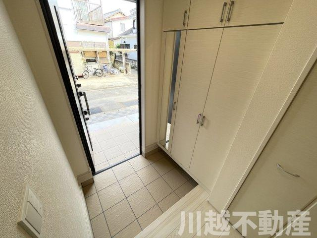 リビング吹抜で明るく開放的な空間の玄関|駅やご自宅からの送迎賜ります