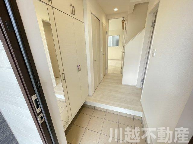 リビング吹抜で明るく開放的な空間の玄関|当社で火災保険も取り扱っています