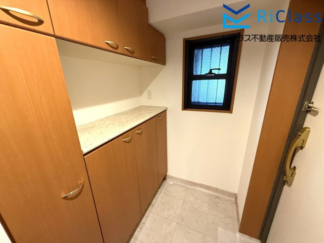 須磨シーサイドヒルズIの玄関|収納もある玄関です