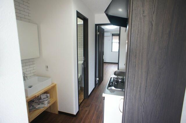 フォースダウンの居間・リビング|独立洗面台