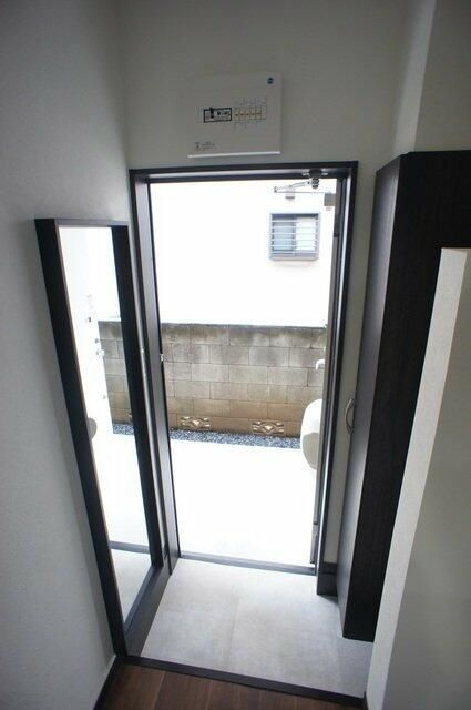 フォースダウンの玄関|姿見付き