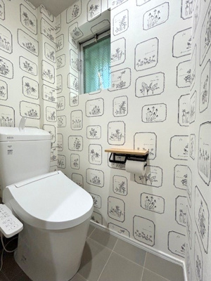 【トイレ】 | 釈尊寺第一住宅1号棟 | オシャレな壁紙のトイレです！