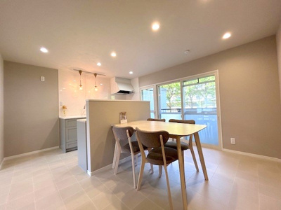 【居間・リビング】 | 釈尊寺第一住宅1号棟 | ダウンライトが圧迫感をなくしてくれます！