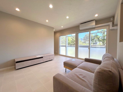 【居間・リビング】 | 釈尊寺第一住宅1号棟 | 明るいリビングで優雅な時間をお過ごしください！