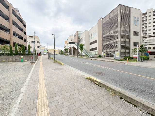 狭山市入間川2丁目　建築条件なし売地　「狭山市駅」徒歩2分　【入間川東小学区】の前面道路含む現地写真