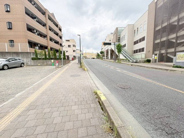 狭山市入間川2丁目　建築条件なし売地　「狭山市駅」徒歩2分　【入間川東小学区】の前面道路含む現地写真