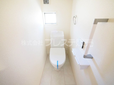 【玄関】 | 奈良市押熊町の新築一戸建 全５区画 ２ | 現地写真（４号地玄関）電子ロック＆ディンプルキー！玄関収納・シューズクロークのある玄関です♪