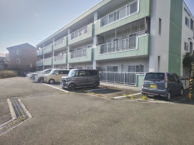 昇栄マンションⅠの駐車場|車をお持ちの方に嬉しい駐車場付きの物件です