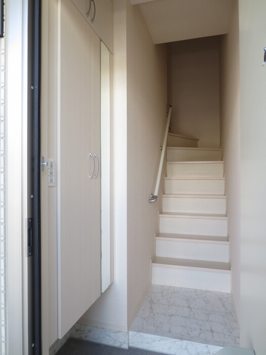 コンフォーレ鷹尾 A棟|Ａ202 シューズボックス 階段