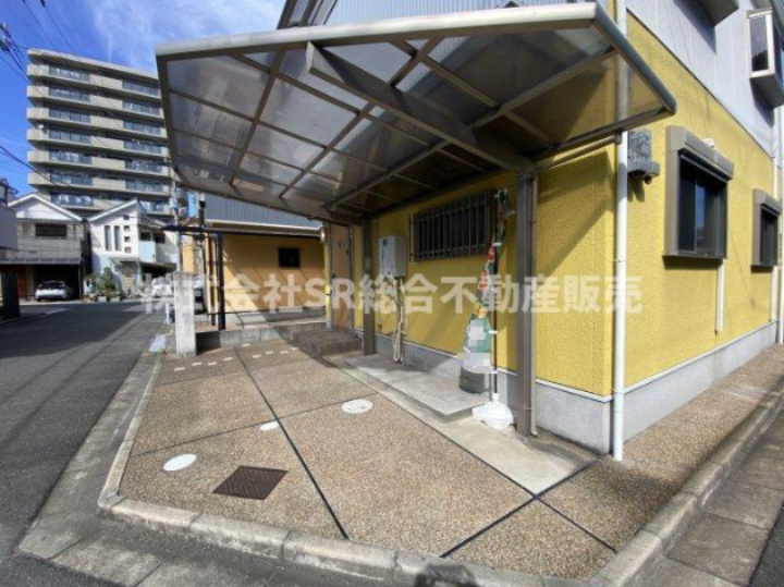 御厨東1丁目中古戸建の駐車場|カーポート付きの駐車場があります！