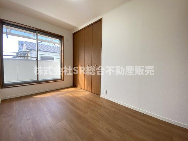 御厨東1丁目中古戸建の洋室|大きな窓から採光たっぷり♪使い勝手のいい洋室です！