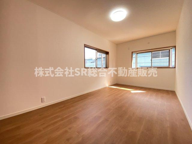 御厨東1丁目中古戸建の寝室|2面採光の明るいお部屋です！落ち着いて過ごせるので寝室にいかがでしょうか。