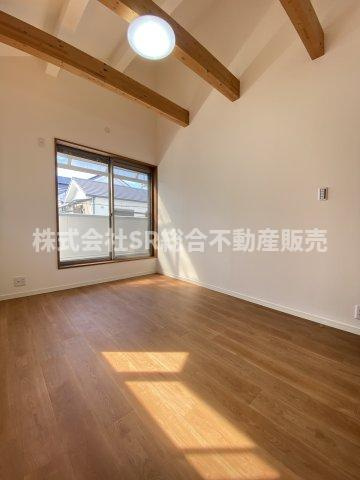 御厨東1丁目中古戸建の子供部屋|梁が剥き出しでオシャレで開放感のあるお部屋です！子供部屋にいかがでしょうか。