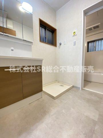 御厨東1丁目中古戸建の脱衣所|室内洗濯機置場もあり清潔感のある広々とした脱衣場です！