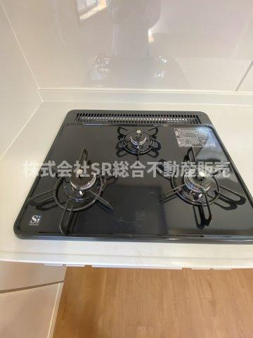 御厨東1丁目中古戸建のキッチン|3口コンロ、グリル付きです♪