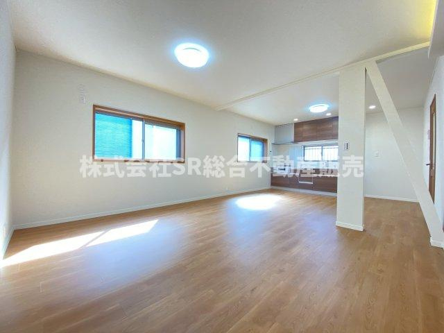 御厨東1丁目中古戸建の居間・リビング|ゆったり過ごせるリビングです