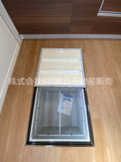 御厨東1丁目中古戸建の収納|キッチンには床下収納があり食材のストック等を保管できます♪