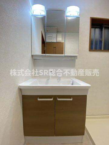御厨東1丁目中古戸建の独立洗面台|シャワー付き、3面鏡の使いやすい独立洗面台♪