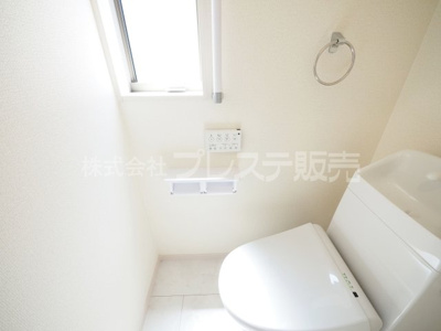 【トイレ】 | 奈良市押熊町の新築一戸建 全５区画 ２ | 現地写真（５号地トイレ）温水洗浄便座を標準装備！