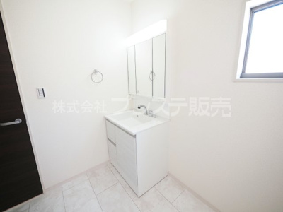 【洗面所】 | 奈良市押熊町の新築一戸建 全５区画 ２ | 現地写真（５号地洗面）シャワー付き洗面化粧台