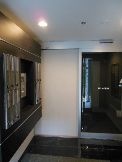 プレジールのエントランス|デザイナーズならではのおしゃれな雰囲気