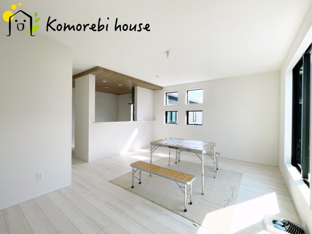 さいたま市大和田町18期　新築一戸建て　グラファーレ　02の居間・リビング|26.3.7撮影済み