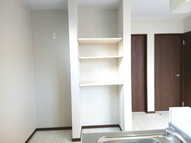 グランデアンの収納|キッチン脇収納棚・冷蔵庫置き場
