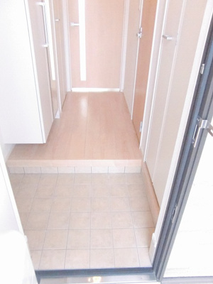 【玄関】 | サングレアル・美 | 収納もある玄関です