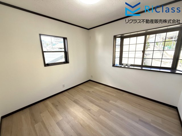 中古戸建　神戸市長田区上池田3丁目17の洋室|落ち着いた色調の洋室です