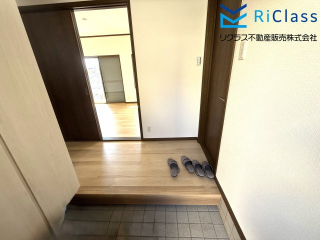 中古戸建　神戸市長田区上池田3丁目17の玄関|収納もある玄関です